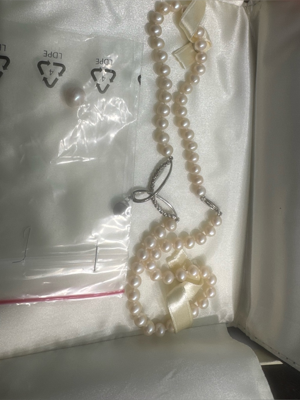 Classic Pearl Necklace with Silver Clasp and black Tahitian pearl drop
